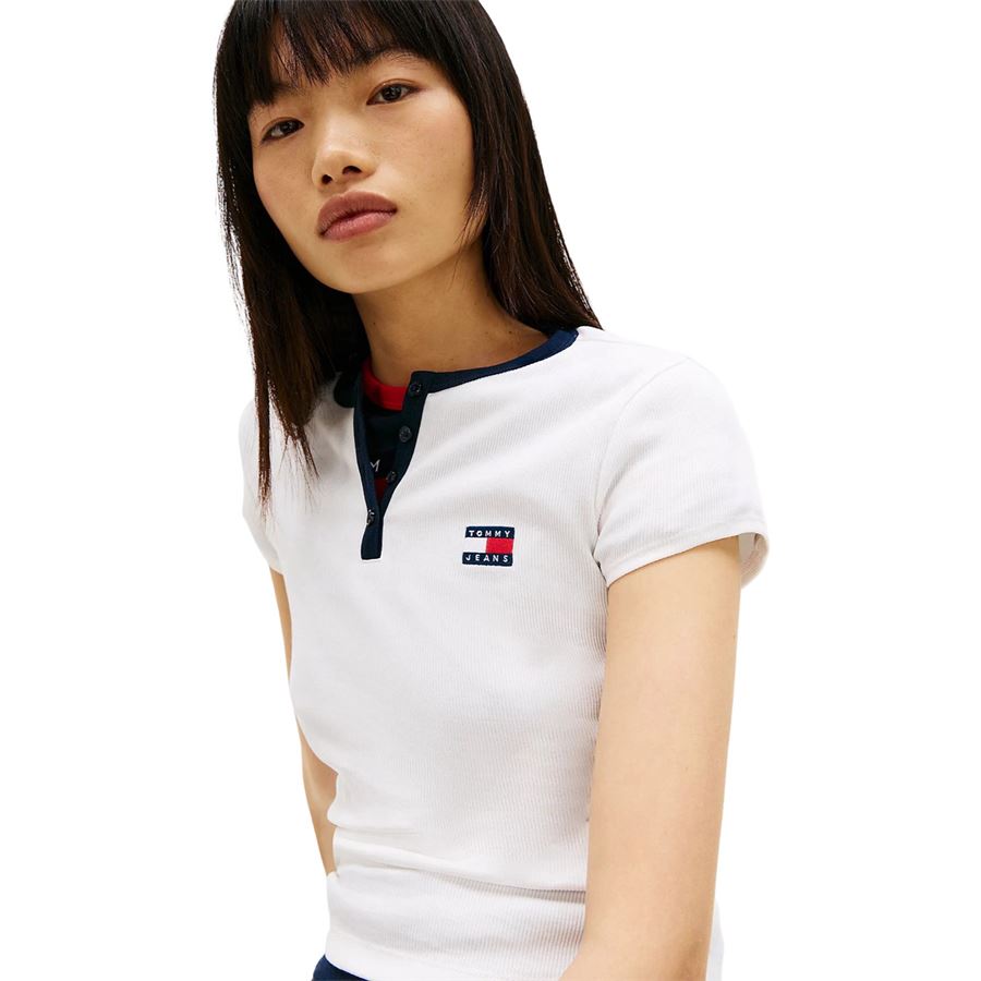 T-shirt a maniche corte da donna Tommy Badge slim fit con collo Henley Tommy Jeans | DW0DW22276YBL